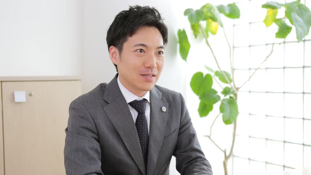「スーツ姿の男性が相談に応じている様子。弁護士・専門家との面談シーンをイメージさせる。